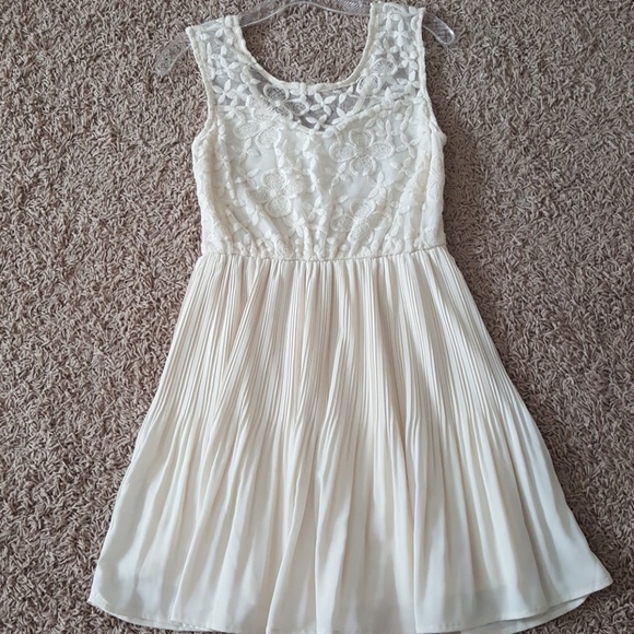 Sleeveless Ivory/Cream Dress - Picture 3 of 6